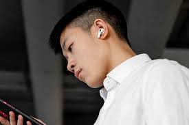 Fenomena 'Dokter YouTube': 2026 Jadi Tahun Pasien Lebih Percaya Konten Kreator daripada Spesialis